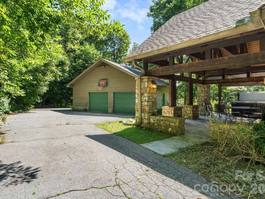 126 Rock Ledge Lane, Sugar Mountain, NC 28604.  MLS# CAR4406849, YatesRealty ID 39416. 