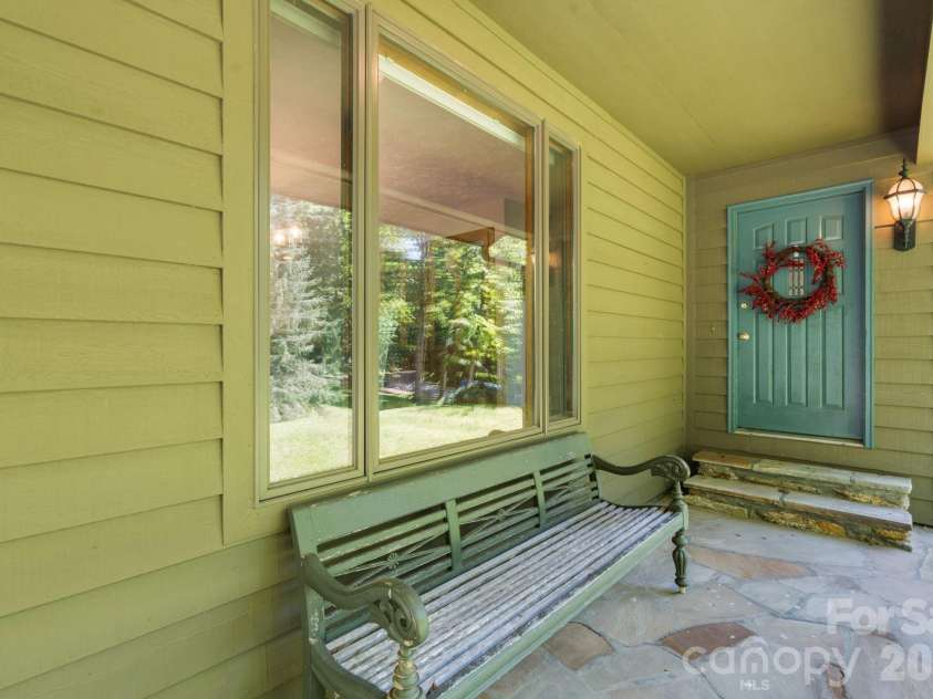 126 Rock Ledge Lane, Sugar Mountain, NC 28604.  MLS# CAR4406849, YatesRealty ID 39416. 