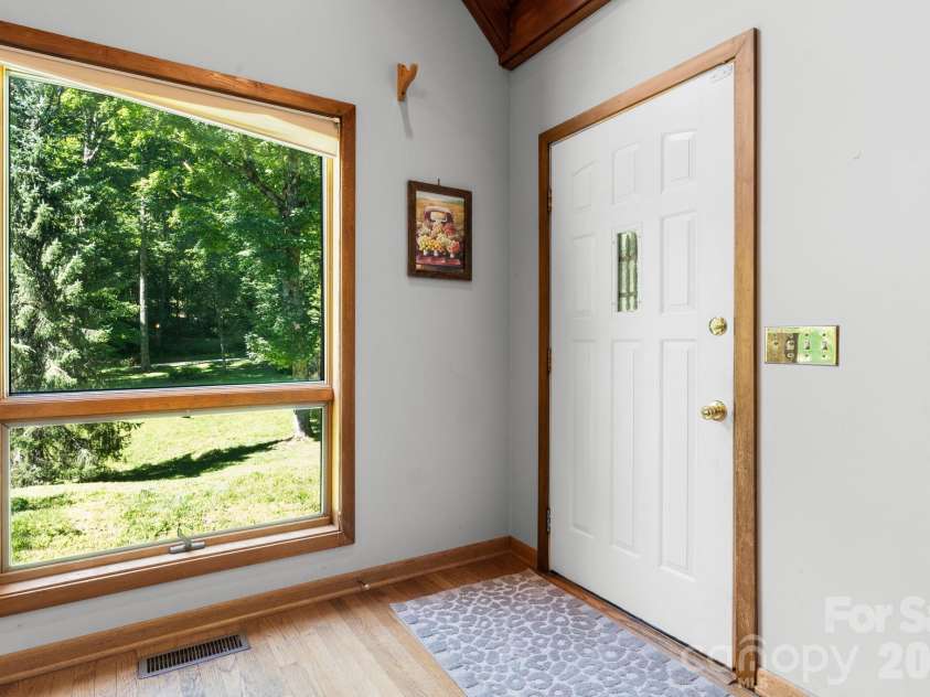 126 Rock Ledge Lane, Sugar Mountain, NC 28604.  MLS# CAR4406849, YatesRealty ID 39416. 