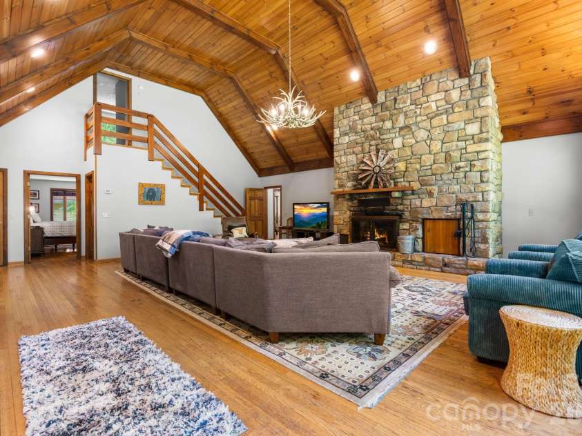 126 Rock Ledge Lane, Sugar Mountain, NC 28604.  MLS# CAR4406849, YatesRealty ID 39416. 