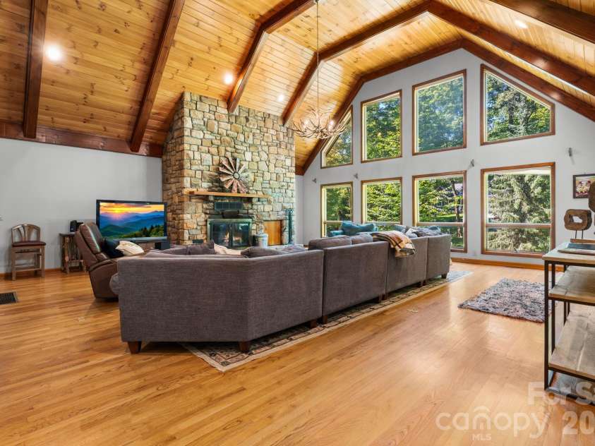 126 Rock Ledge Lane, Sugar Mountain, NC 28604.  MLS# CAR4406849, YatesRealty ID 39416. 