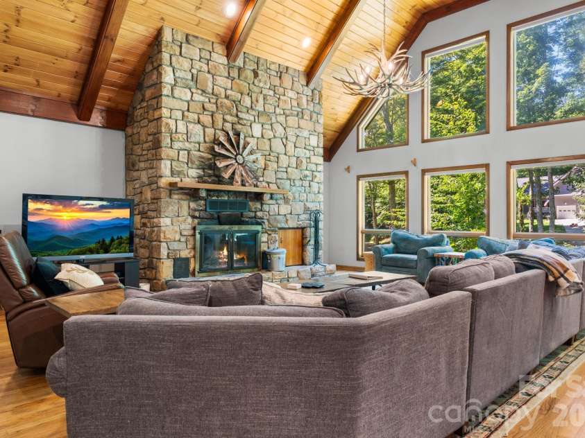 126 Rock Ledge Lane, Sugar Mountain, NC 28604.  MLS# CAR4406849, YatesRealty ID 39416. 