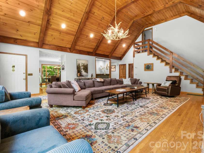 126 Rock Ledge Lane, Sugar Mountain, NC 28604.  MLS# CAR4406849, YatesRealty ID 39416. 