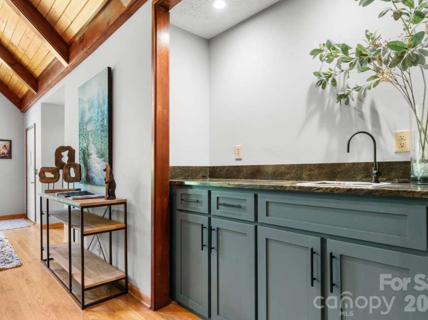 126 Rock Ledge Lane, Sugar Mountain, NC 28604.  MLS# CAR4406849, YatesRealty ID 39416. 