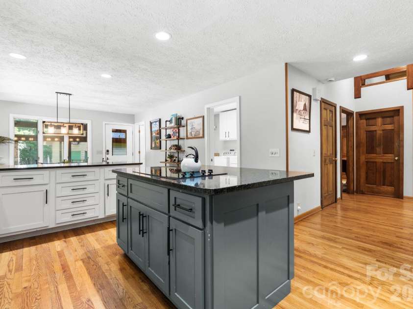 126 Rock Ledge Lane, Sugar Mountain, NC 28604.  MLS# CAR4406849, YatesRealty ID 39416. 