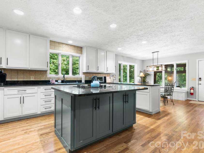 126 Rock Ledge Lane, Sugar Mountain, NC 28604.  MLS# CAR4406849, YatesRealty ID 39416. 