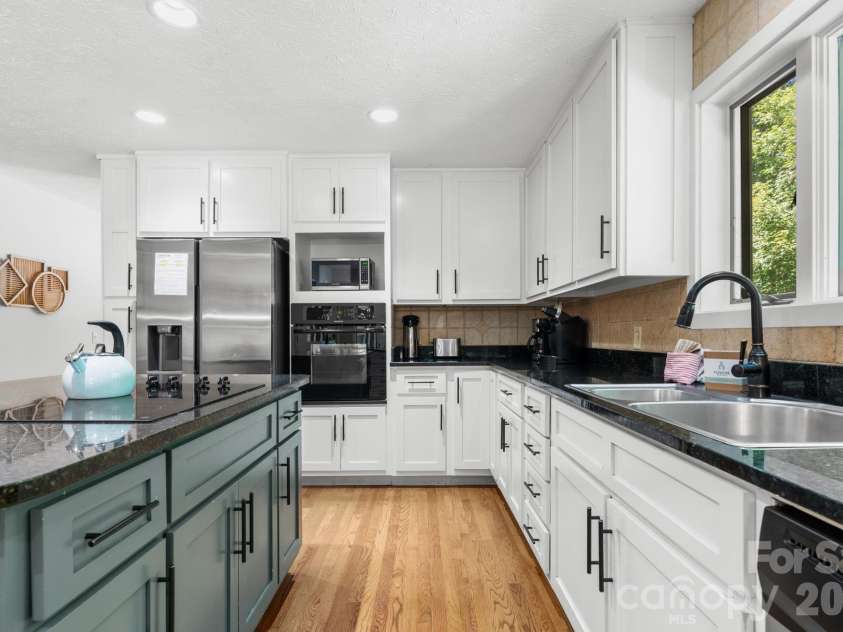 126 Rock Ledge Lane, Sugar Mountain, NC 28604.  MLS# CAR4406849, YatesRealty ID 39416. 