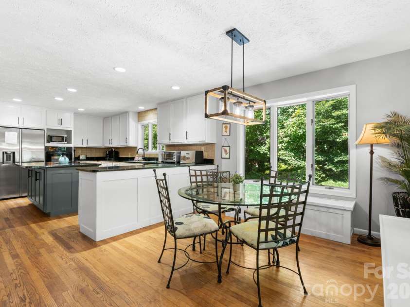 126 Rock Ledge Lane, Sugar Mountain, NC 28604.  MLS# CAR4406849, YatesRealty ID 39416. 