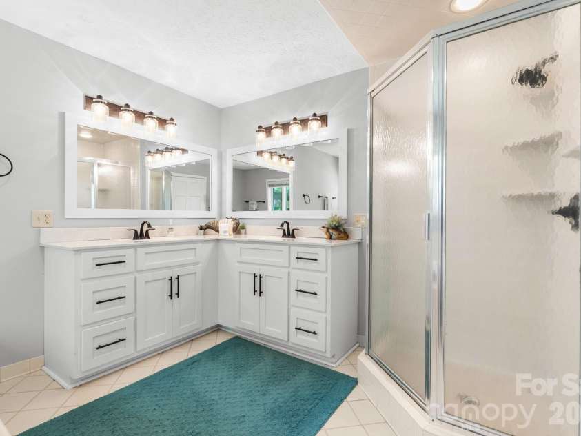 126 Rock Ledge Lane, Sugar Mountain, NC 28604.  MLS# CAR4406849, YatesRealty ID 39416. 