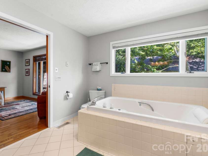 126 Rock Ledge Lane, Sugar Mountain, NC 28604.  MLS# CAR4406849, YatesRealty ID 39416. 