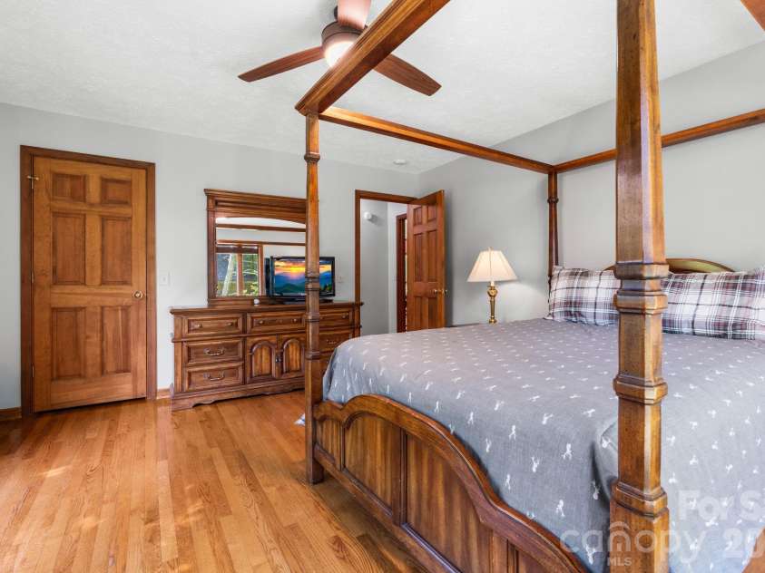 126 Rock Ledge Lane, Sugar Mountain, NC 28604.  MLS# CAR4406849, YatesRealty ID 39416. 