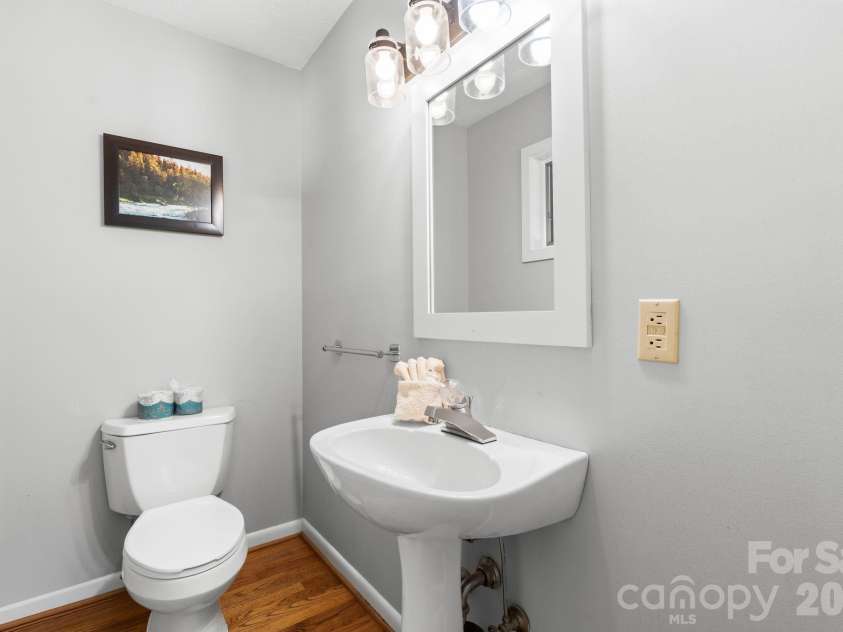 126 Rock Ledge Lane, Sugar Mountain, NC 28604.  MLS# CAR4406849, YatesRealty ID 39416. 