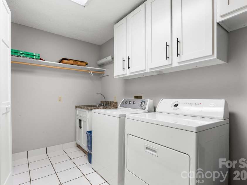 126 Rock Ledge Lane, Sugar Mountain, NC 28604.  MLS# CAR4406849, YatesRealty ID 39416. 