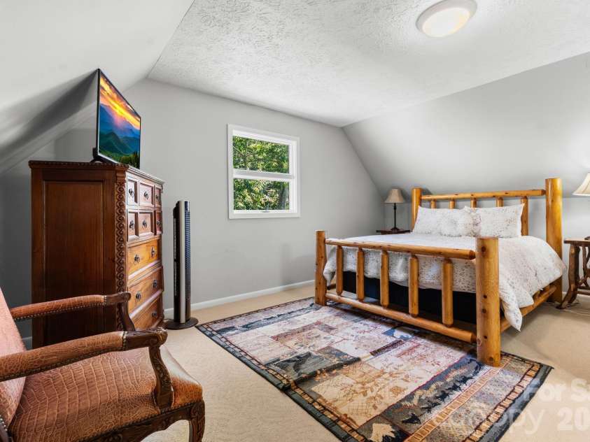 126 Rock Ledge Lane, Sugar Mountain, NC 28604.  MLS# CAR4406849, YatesRealty ID 39416. 