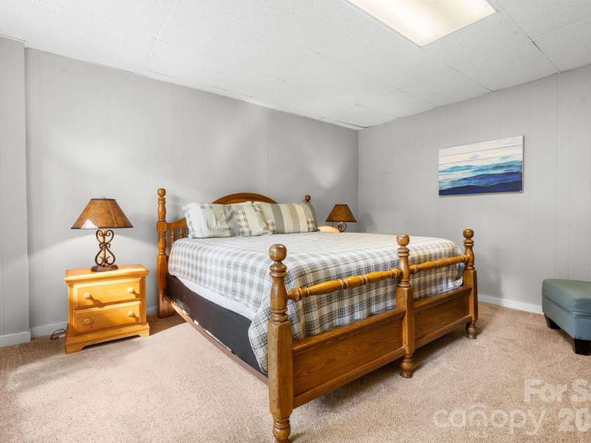126 Rock Ledge Lane, Sugar Mountain, NC 28604.  MLS# CAR4406849, YatesRealty ID 39416. 
