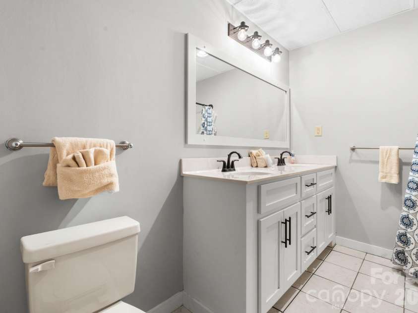 126 Rock Ledge Lane, Sugar Mountain, NC 28604.  MLS# CAR4406849, YatesRealty ID 39416. 