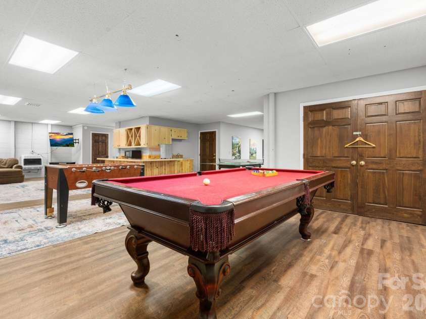 126 Rock Ledge Lane, Sugar Mountain, NC 28604.  MLS# CAR4406849, YatesRealty ID 39416. 
