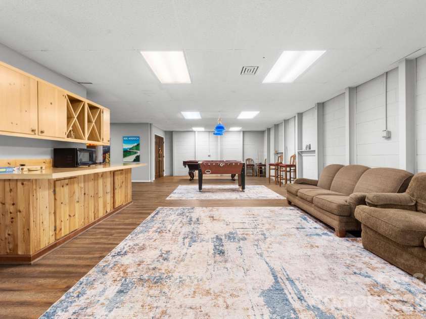 126 Rock Ledge Lane, Sugar Mountain, NC 28604.  MLS# CAR4406849, YatesRealty ID 39416. 