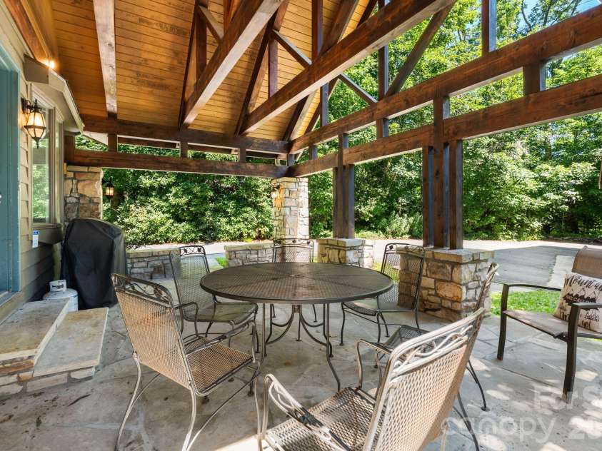 126 Rock Ledge Lane, Sugar Mountain, NC 28604.  MLS# CAR4406849, YatesRealty ID 39416. 