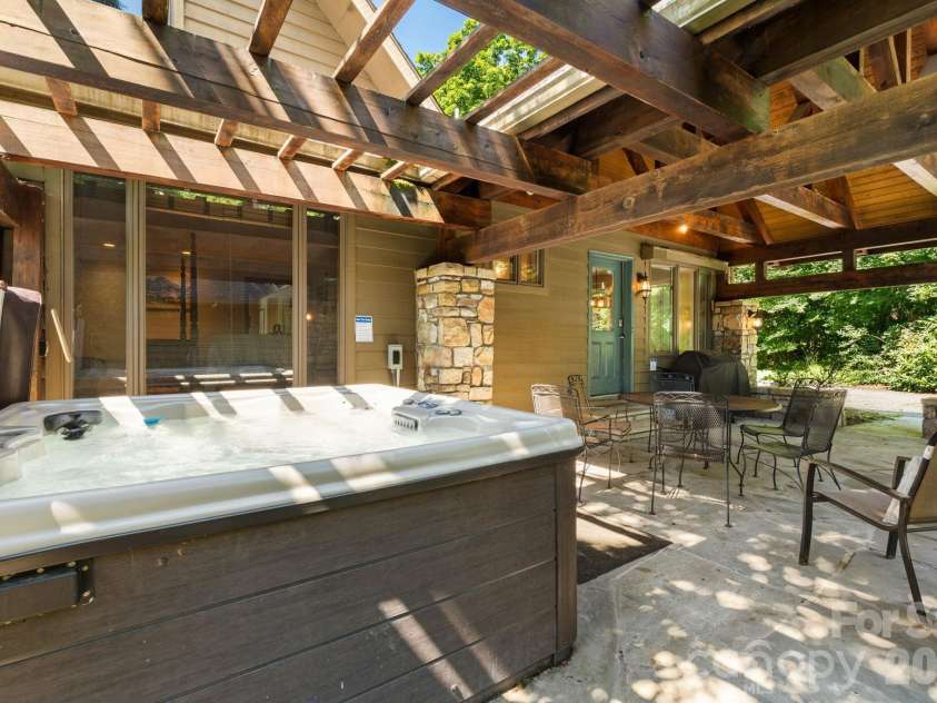 126 Rock Ledge Lane, Sugar Mountain, NC 28604.  MLS# CAR4406849, YatesRealty ID 39416. 