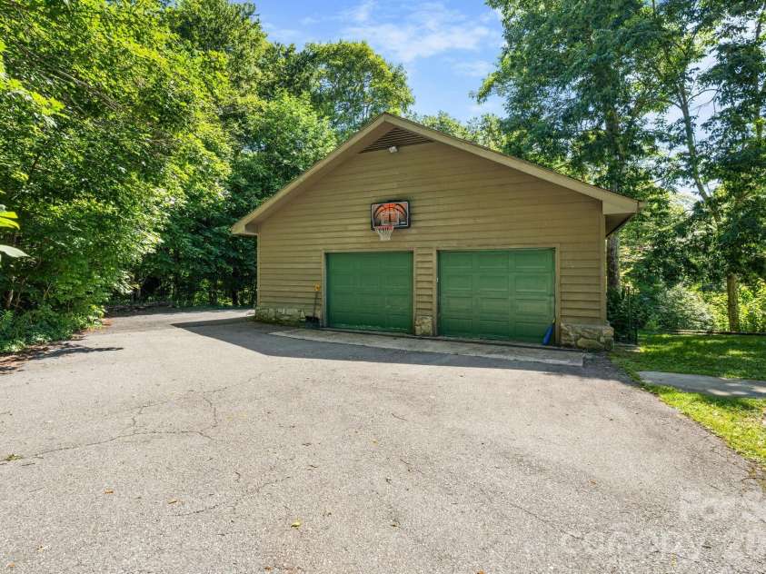 126 Rock Ledge Lane, Sugar Mountain, NC 28604.  MLS# CAR4406849, YatesRealty ID 39416. 