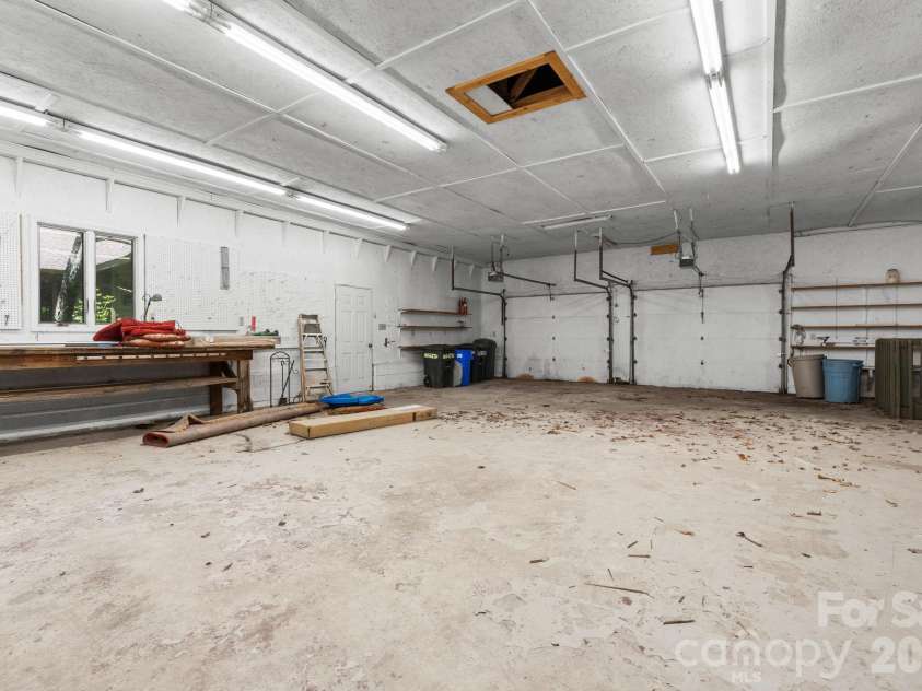 126 Rock Ledge Lane, Sugar Mountain, NC 28604.  MLS# CAR4406849, YatesRealty ID 39416. 