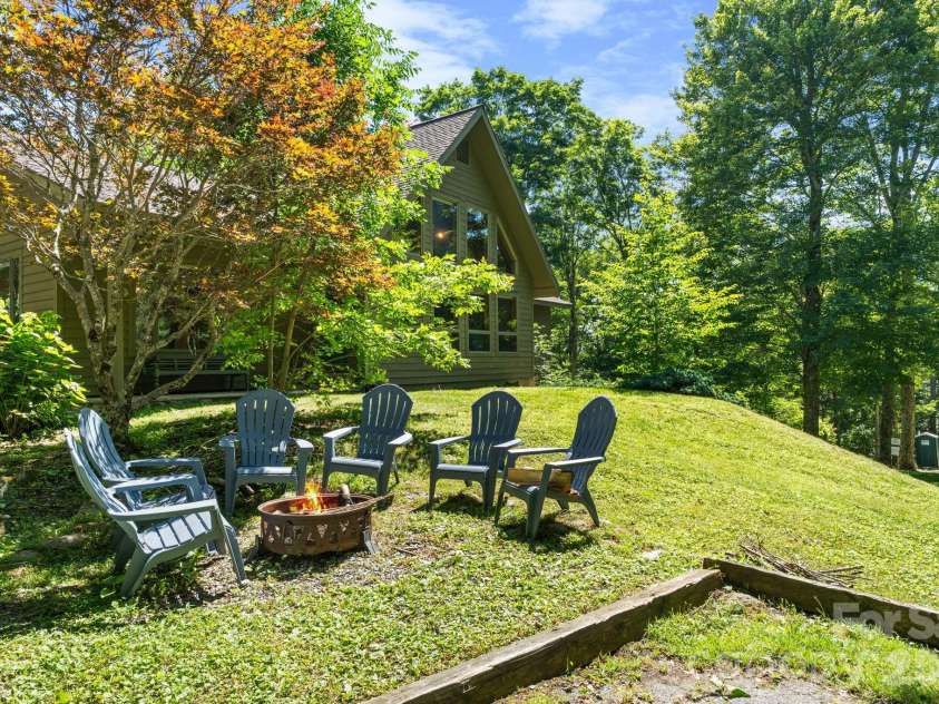 126 Rock Ledge Lane, Sugar Mountain, NC 28604.  MLS# CAR4406849, YatesRealty ID 39416. 