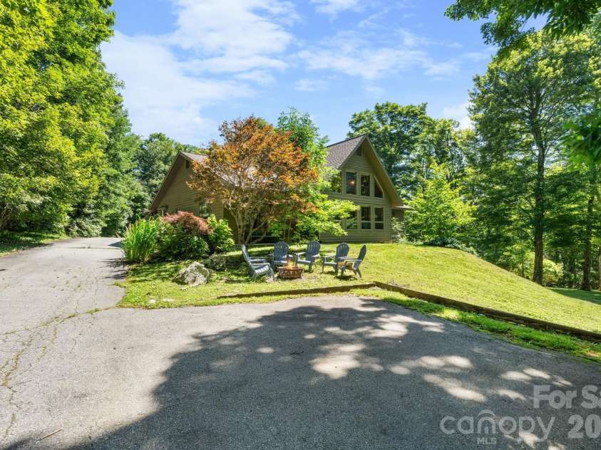 126 Rock Ledge Lane, Sugar Mountain, NC 28604.  MLS# CAR4406849, YatesRealty ID 39416. 