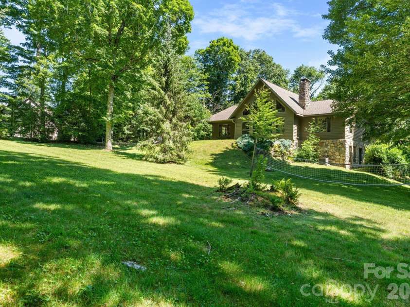126 Rock Ledge Lane, Sugar Mountain, NC 28604.  MLS# CAR4406849, YatesRealty ID 39416. 