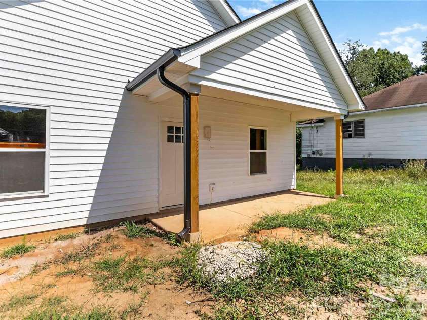 615 Smith Street, Shelby, NC 28150.  MLS# CAR4406914, YatesRealty ID 39418. 