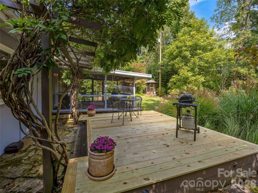 5 Hillcrest Road, Asheville, NC 28804.  MLS# CAR4406075, YatesRealty ID 39425. 