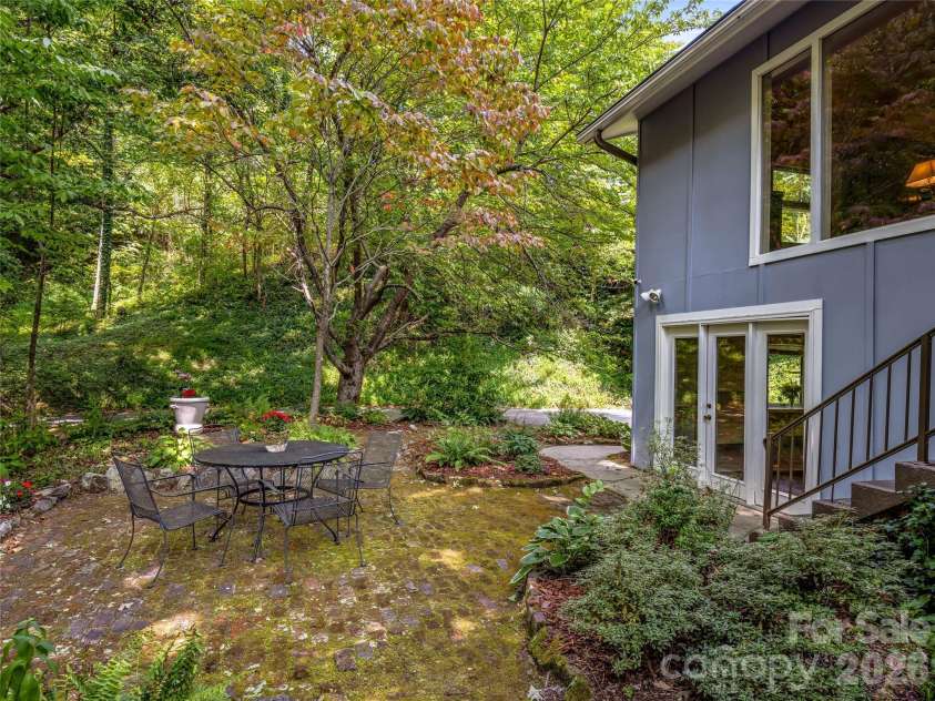5 Hillcrest Road, Asheville, NC 28804.  MLS# CAR4406075, YatesRealty ID 39425. 