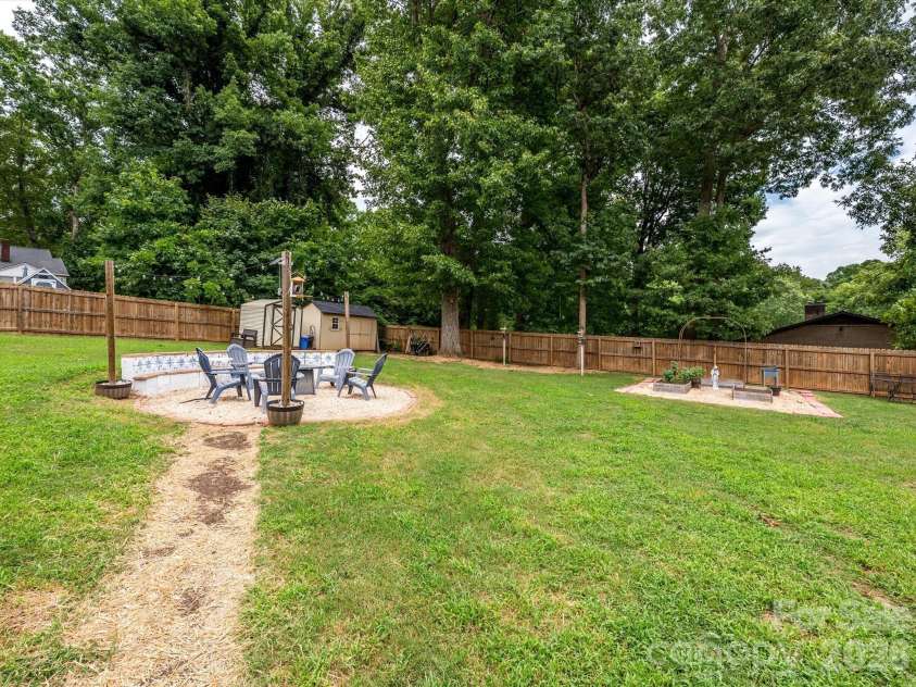1106 Robinhood Lane, Kannapolis, NC 28081.  MLS# CAR4406023, YatesRealty ID 39426. 