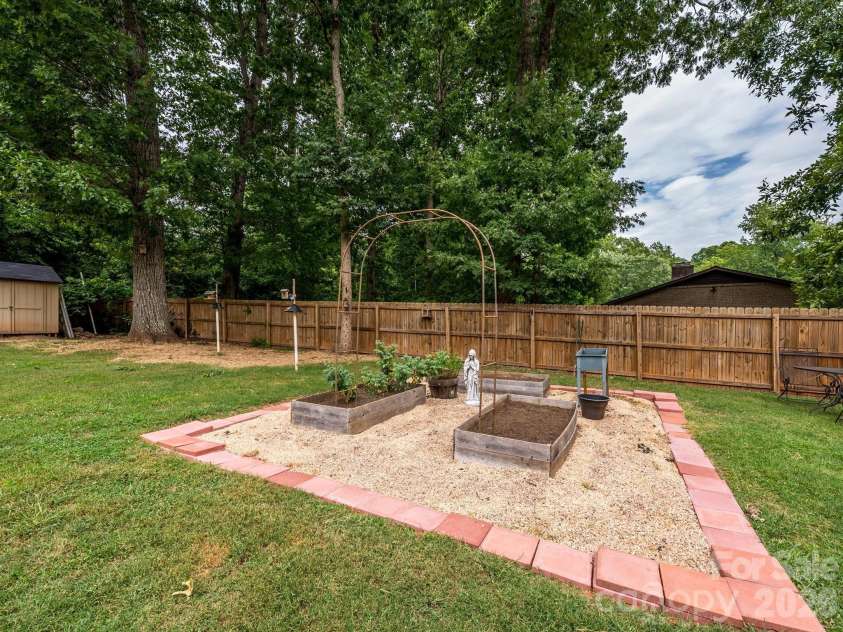 1106 Robinhood Lane, Kannapolis, NC 28081.  MLS# CAR4406023, YatesRealty ID 39426. 