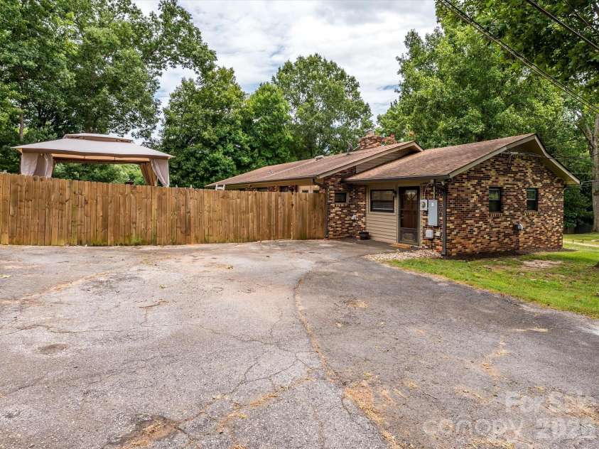 1106 Robinhood Lane, Kannapolis, NC 28081.  MLS# CAR4406023, YatesRealty ID 39426. 