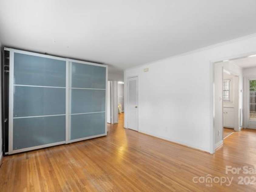 918 McAlway Road, Charlotte, NC 28211.  MLS# CAR4298989, YatesRealty ID 39426. Bright and light living area.