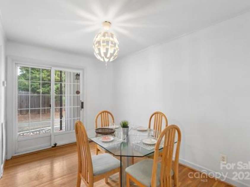 918 McAlway Road, Charlotte, NC 28211.  MLS# CAR4298989, YatesRealty ID 39426. Dining area.  