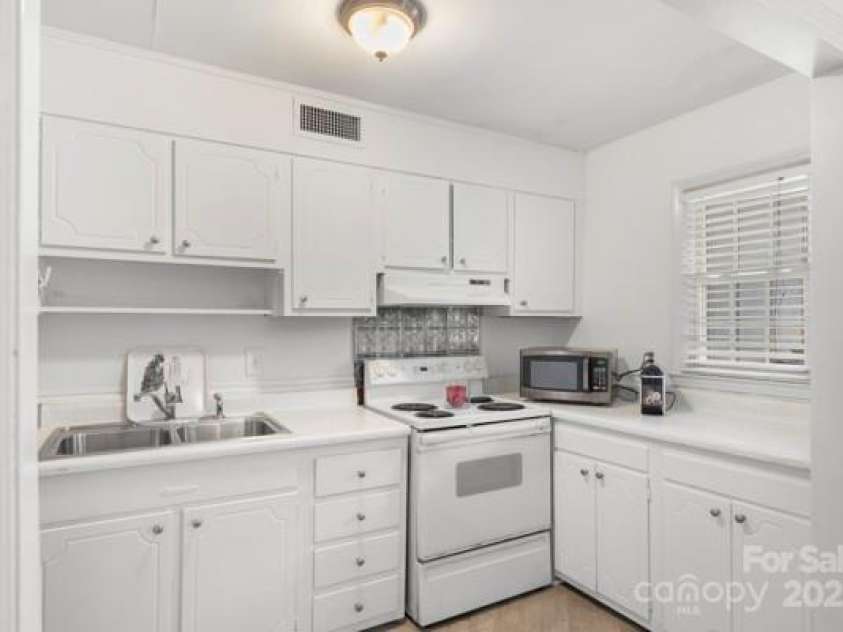 918 McAlway Road, Charlotte, NC 28211.  MLS# CAR4298989, YatesRealty ID 39426. Kitchen 