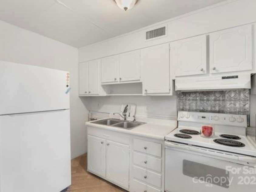 918 McAlway Road, Charlotte, NC 28211.  MLS# CAR4298989, YatesRealty ID 39426. Kitchen with frig. 