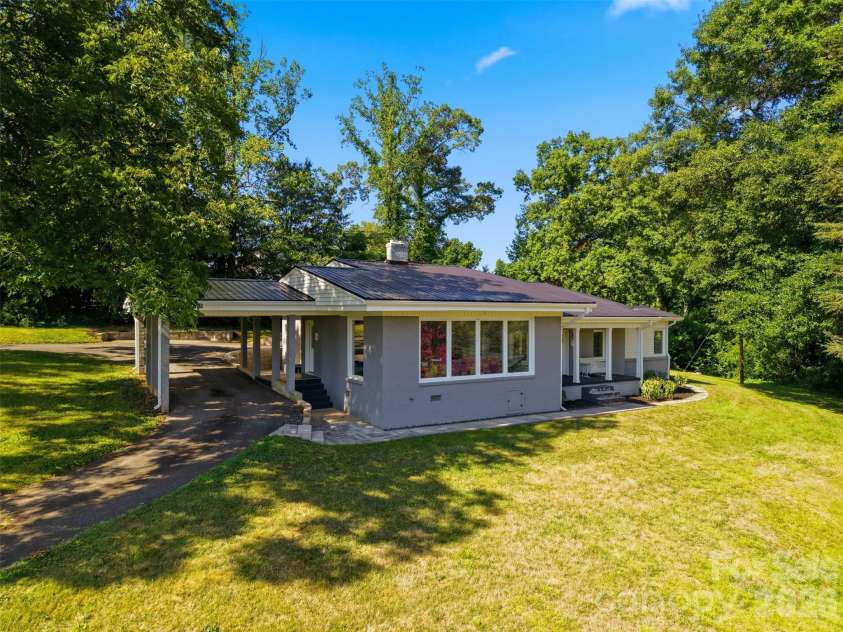 104 31st Avenue, Hickory, NC 28601.  MLS# CAR4400944, YatesRealty ID 39427. 
