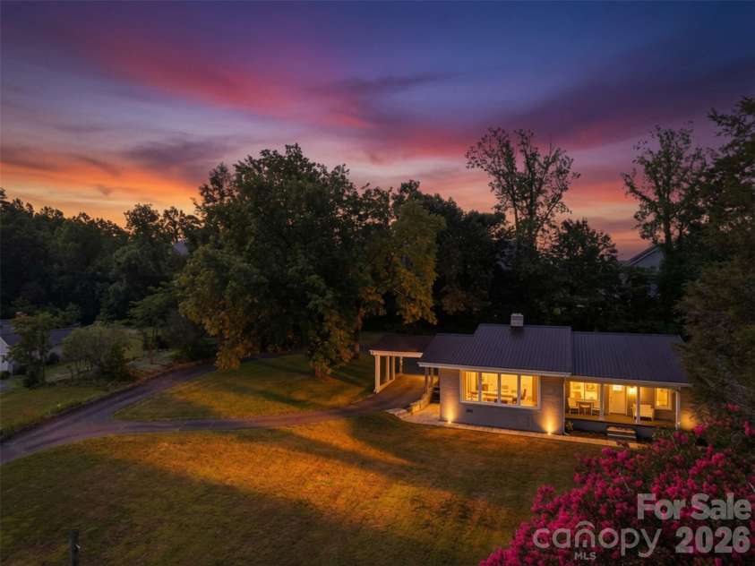 104 31st Avenue, Hickory, NC 28601.  MLS# CAR4400944, YatesRealty ID 39427. 