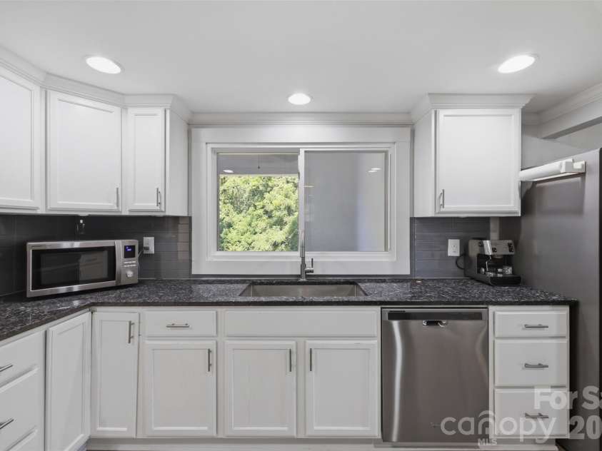 104 31st Avenue, Hickory, NC 28601.  MLS# CAR4400944, YatesRealty ID 39427. 