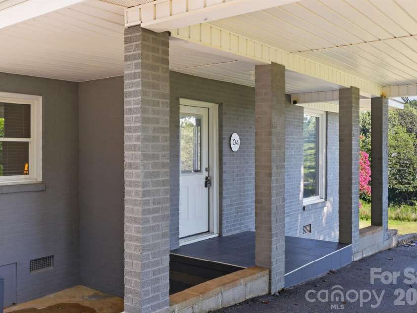 104 31st Avenue, Hickory, NC 28601.  MLS# CAR4400944, YatesRealty ID 39427. 
