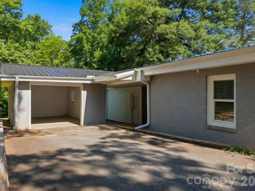 104 31st Avenue, Hickory, NC 28601.  MLS# CAR4400944, YatesRealty ID 39427. 