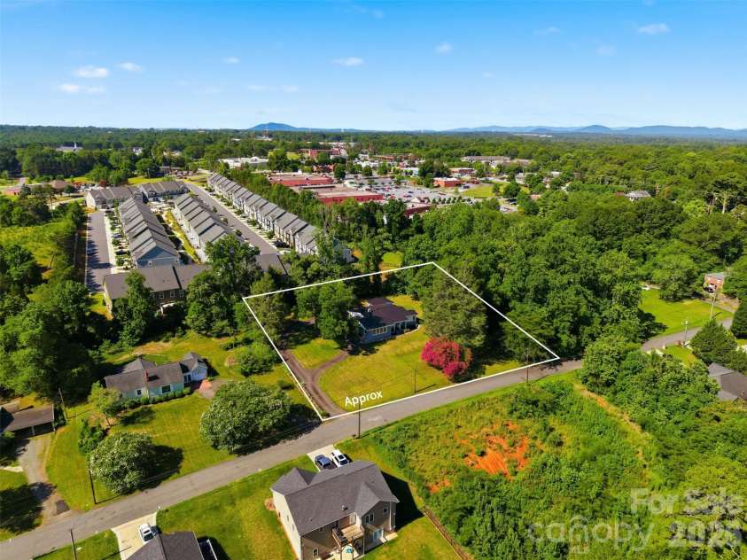 104 31st Avenue, Hickory, NC 28601.  MLS# CAR4400944, YatesRealty ID 39427. 