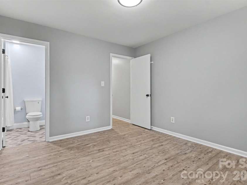 1001 Churchill Downs Court, Charlotte, NC 28211.  MLS# CAR4403297, YatesRealty ID 39430. 