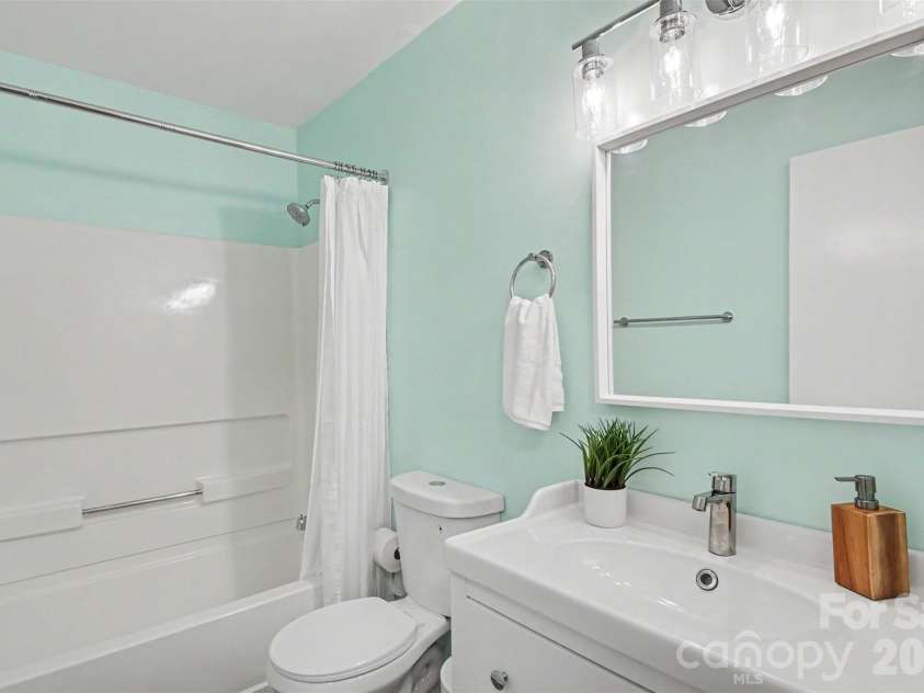 1001 Churchill Downs Court, Charlotte, NC 28211.  MLS# CAR4403297, YatesRealty ID 39430. 