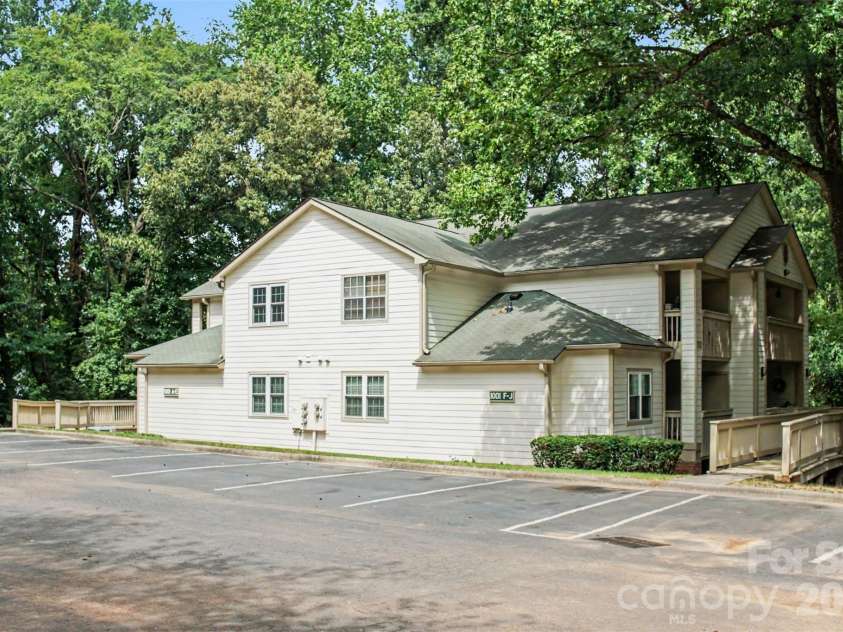 1001 Churchill Downs Court, Charlotte, NC 28211.  MLS# CAR4403297, YatesRealty ID 39430. 