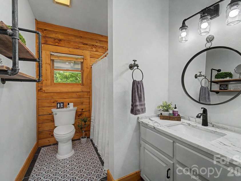 91 Tibi Lane, Waynesville, NC 28785.  MLS# CAR4405996, YatesRealty ID 39433. Hallway full bathroom