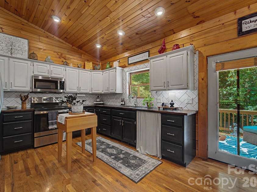 91 Tibi Lane, Waynesville, NC 28785.  MLS# CAR4405996, YatesRealty ID 39433. Main level kitchen